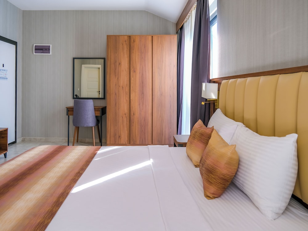 ROOM, KING BED, SOFA, ACCESSIBLE
