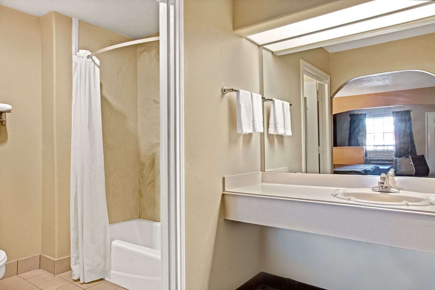 Days Inn & Suites by Wyndham Houston North/Spring 9/9