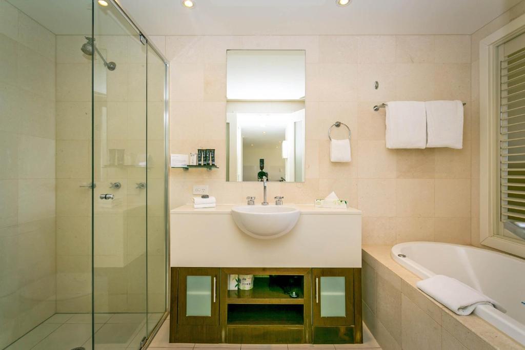2 Bedrooms, Spa, Suite, Pool View, Dual Key, Mantra on Salt Beach Kingscliff 2/2
