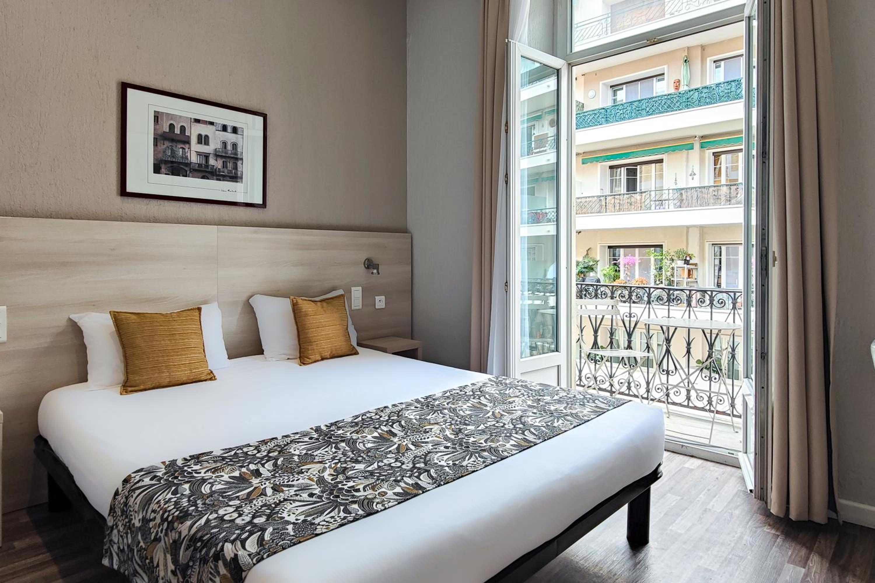 Medium, Double Bed