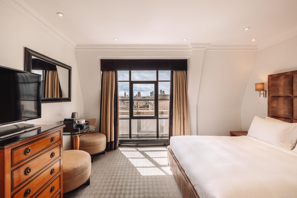 Superior, Double Bed, London Eye View