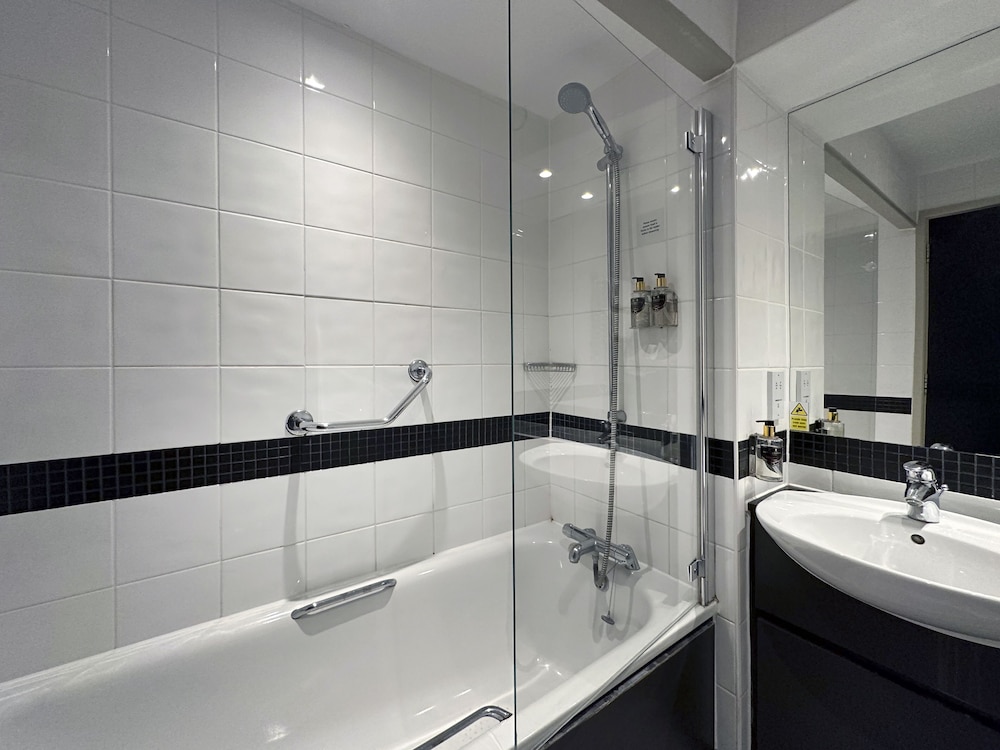 De Vere Latimer Estate 48/50