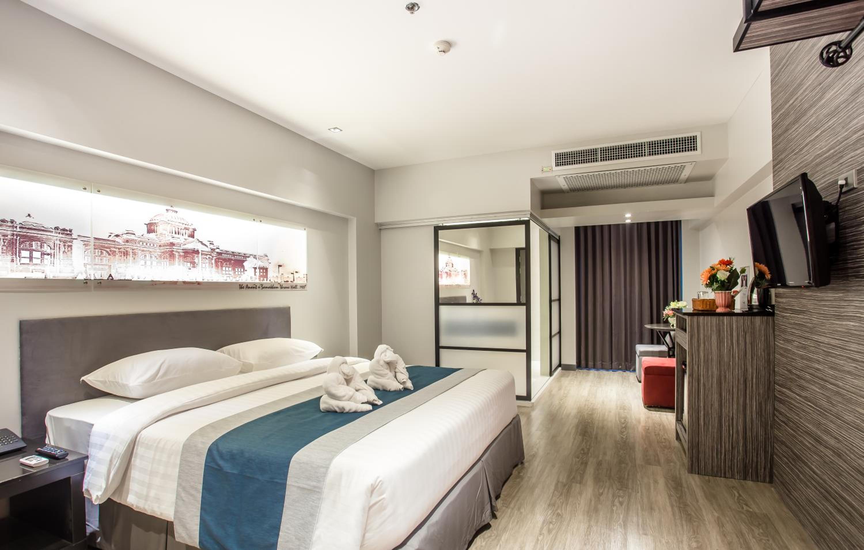 Canal, Deluxe, Queen Bed