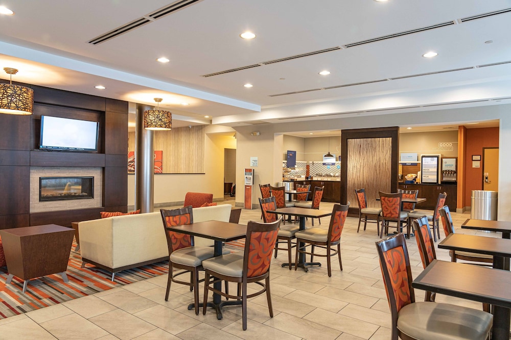 Holiday Inn Express Hotel Suites Columbus Easton 32/60