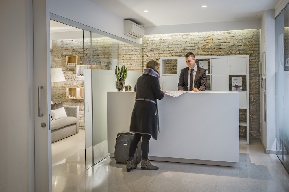Eric Vokel Bcn Suites 3/51