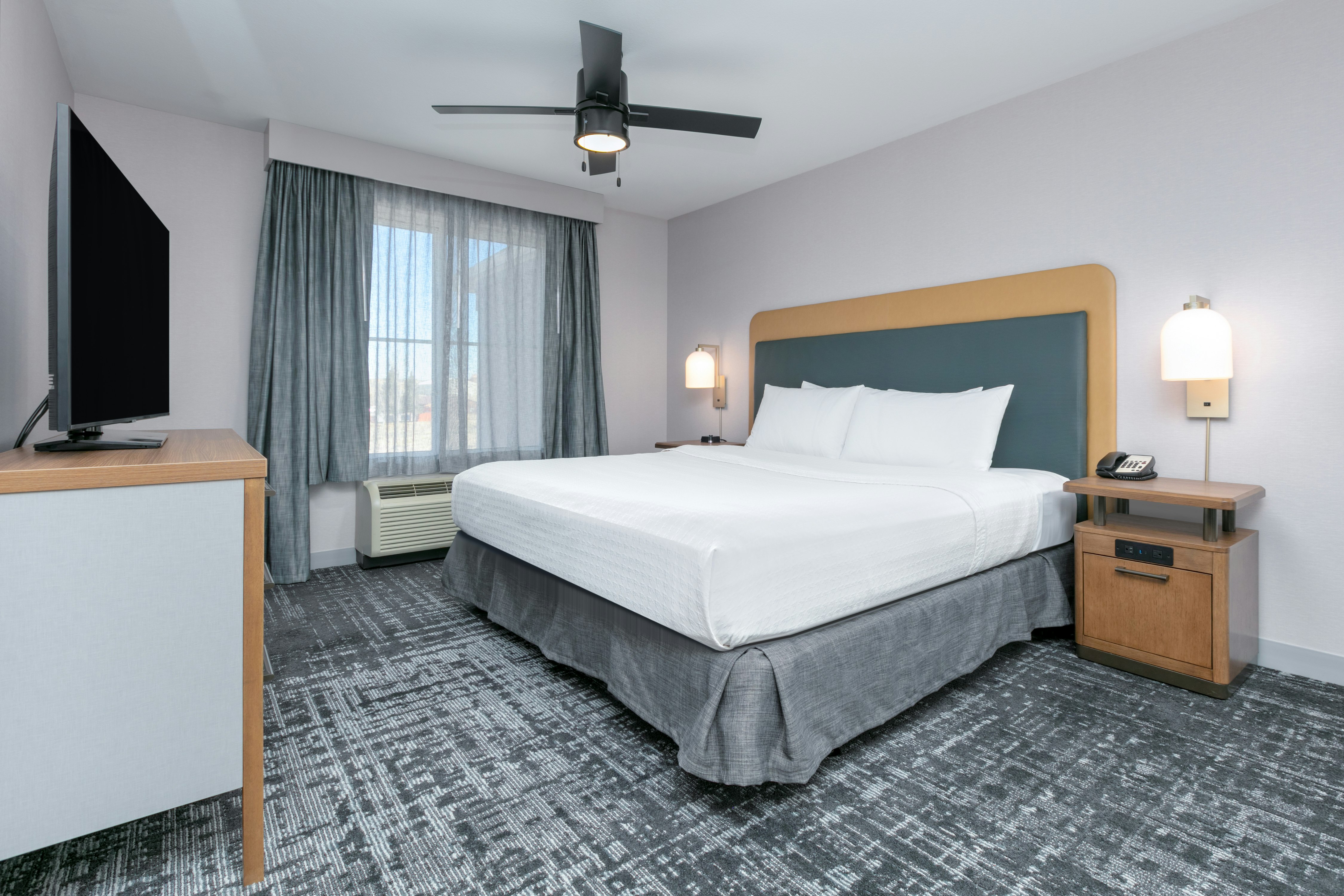 Suite, King Bed, Accessible