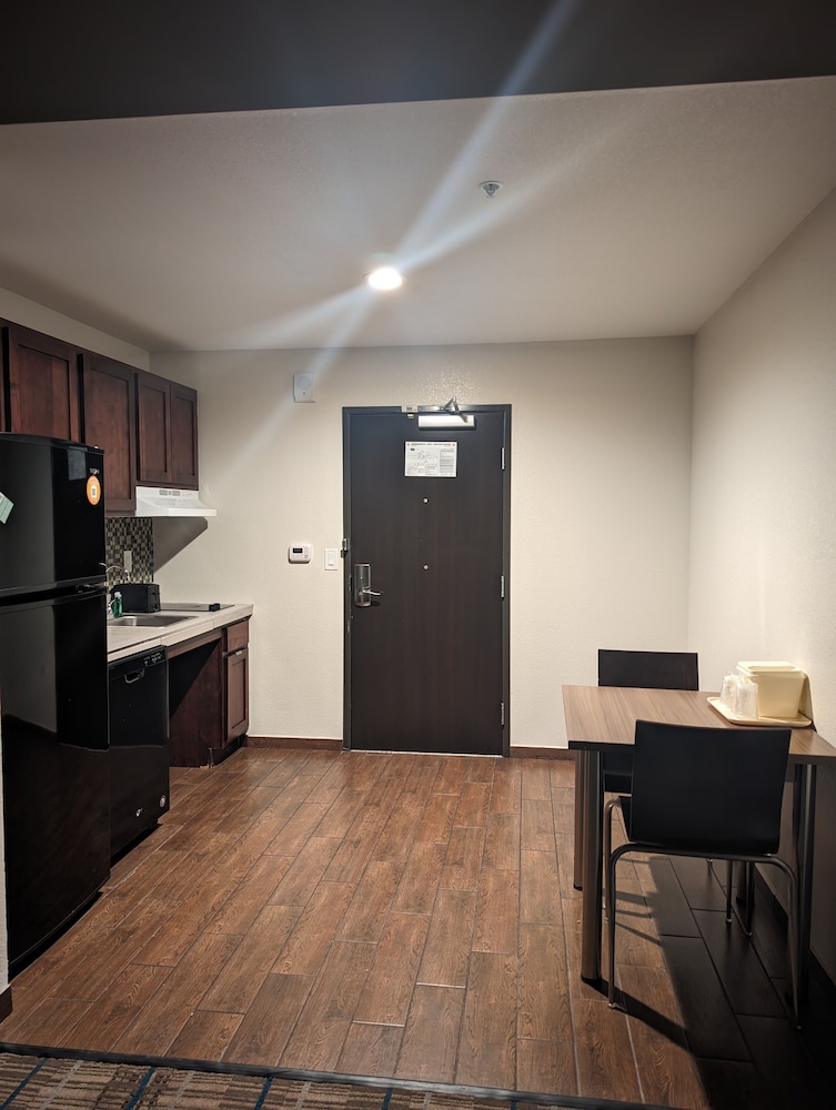 MainStay Suites Denver International Airport 6/44