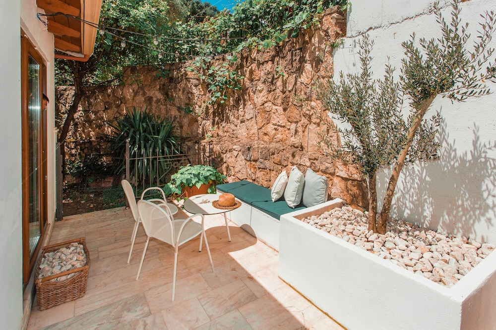 Dracos Hotel 7/56