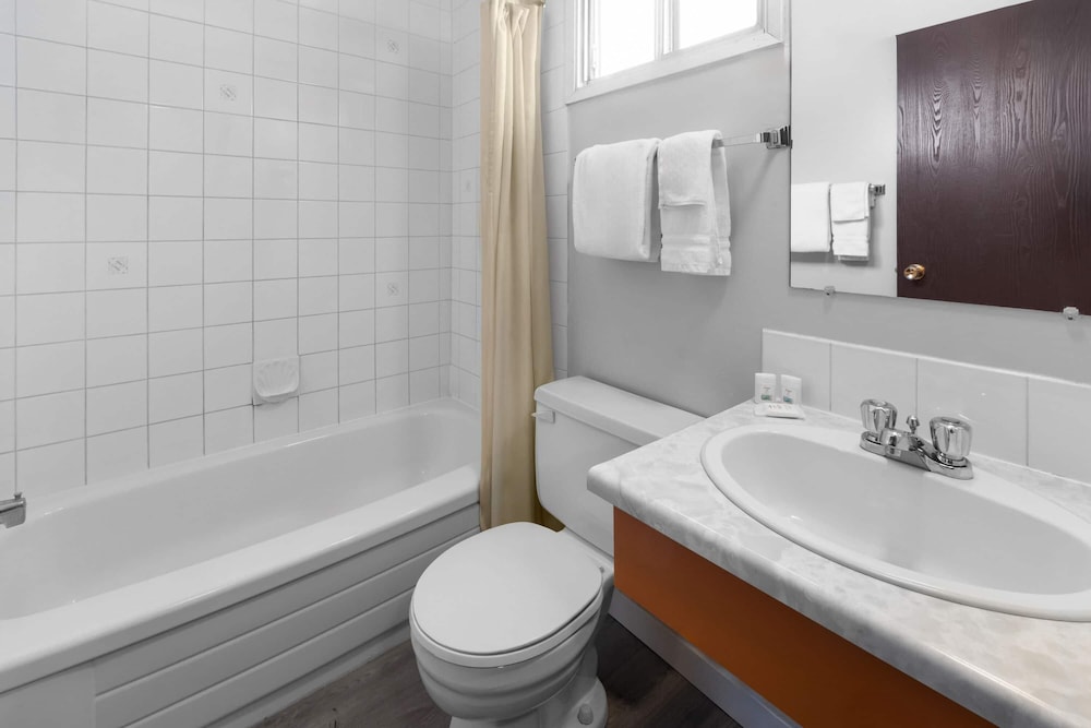 Howard Johnson by Wyndham Edson 55/57