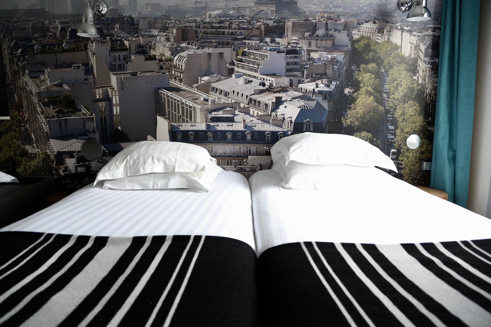 Room, Twin Beds, Street View