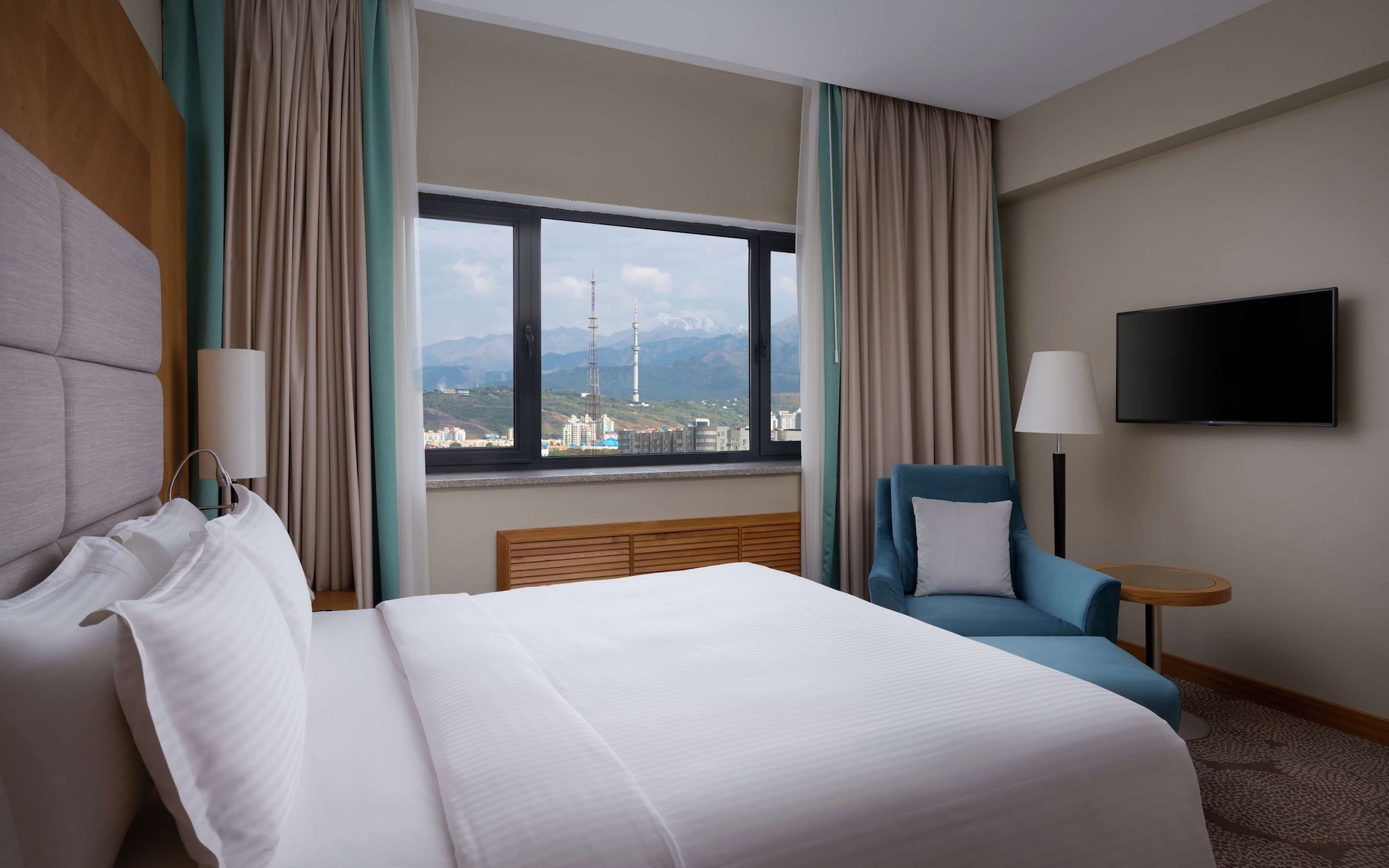 DELUXE, KING BED