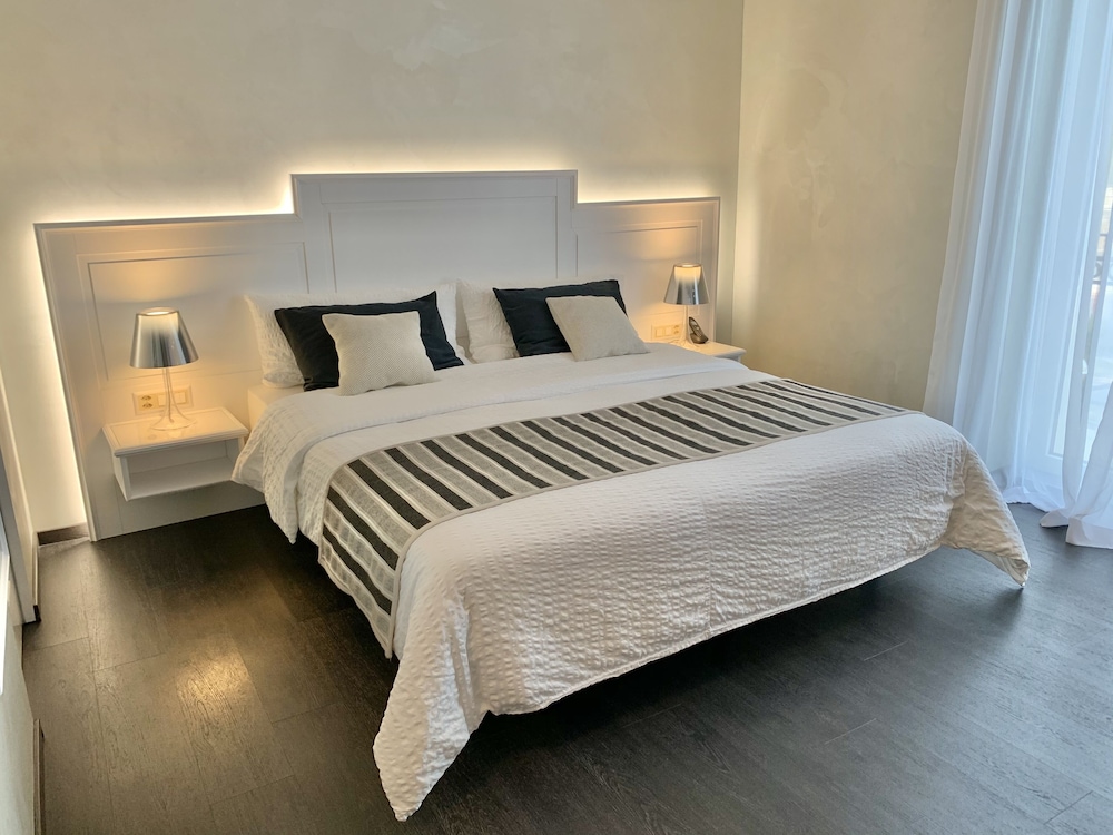 Superior, Twin Beds, Lake or Park View, Balcony