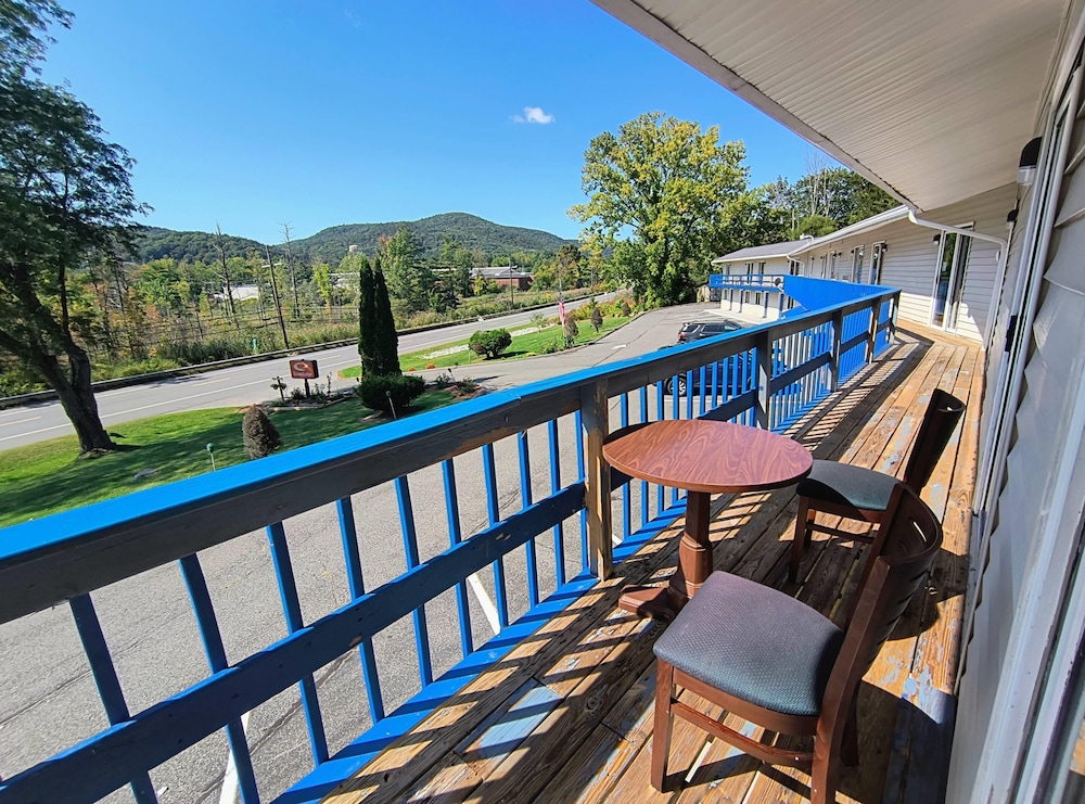 Econo Lodge Lee - Great Barrington 54/65
