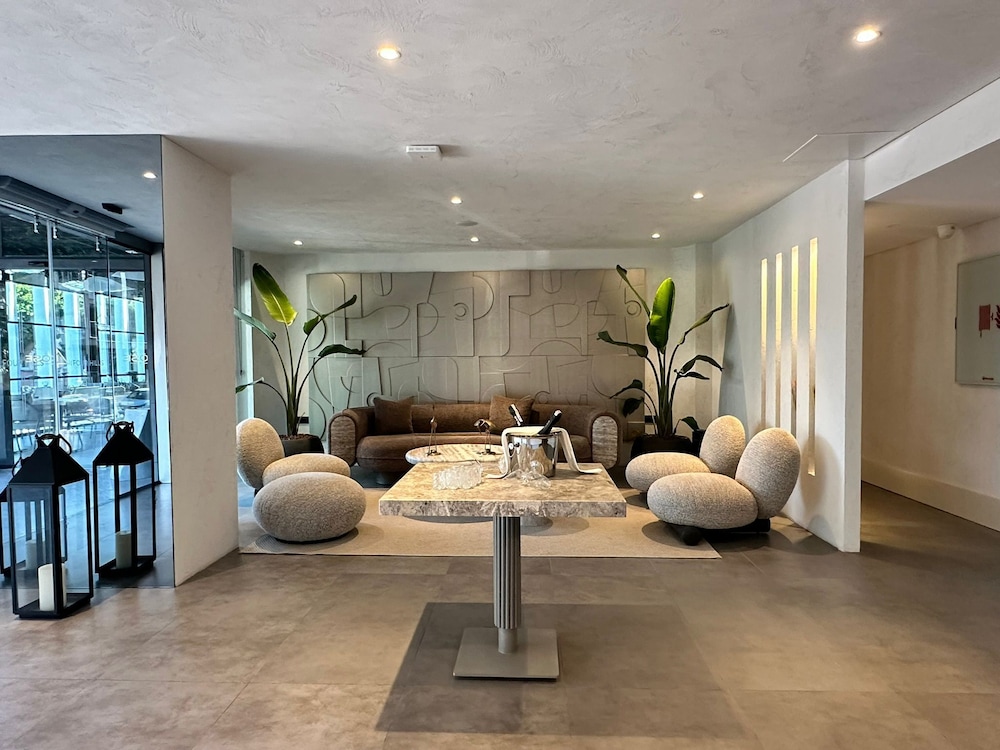 FOUR HILLS HOTEL 27/37
