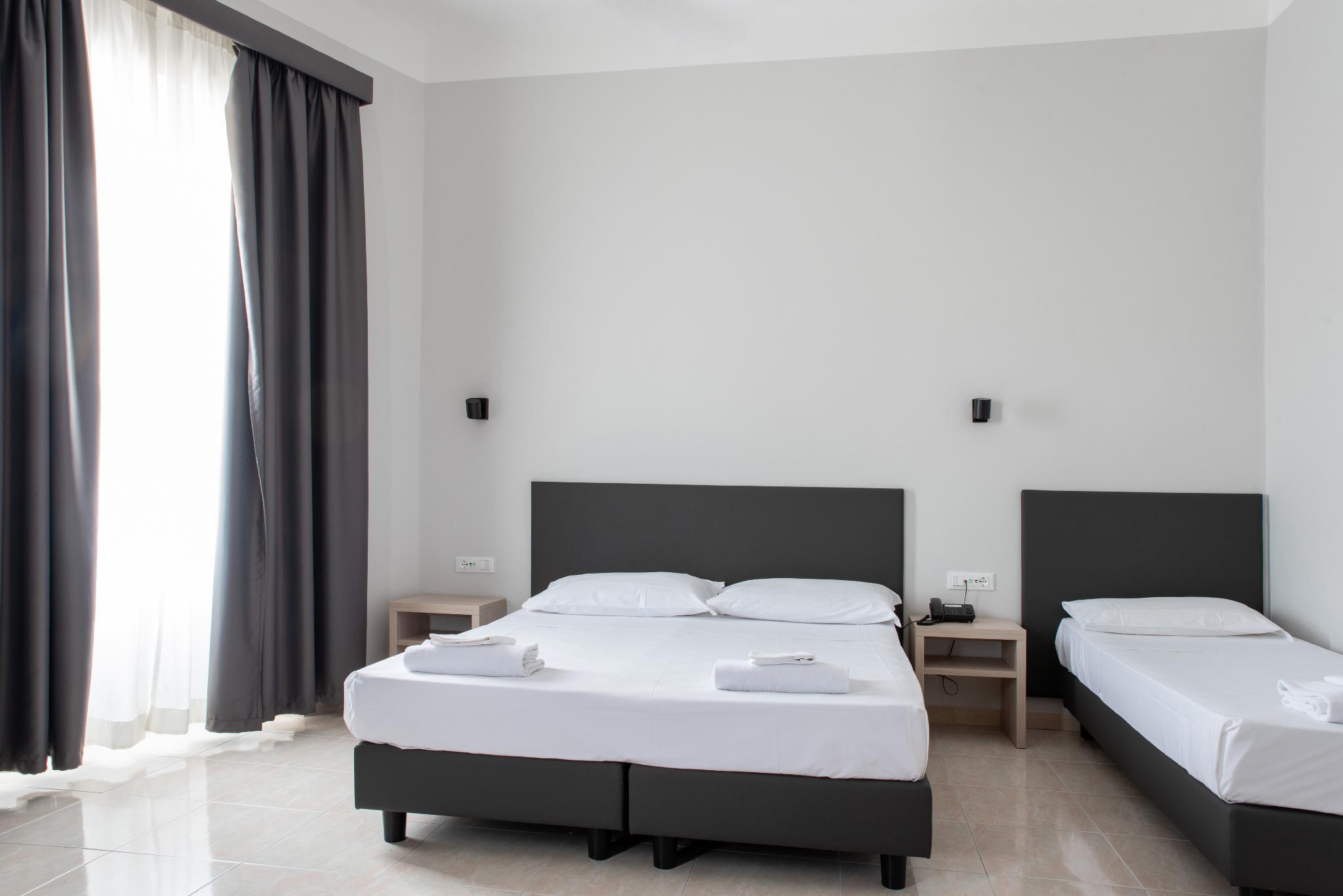 ROOM, DOUBLE BED