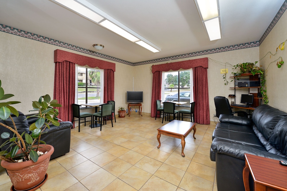 Super 8 by Wyndham Universal City 42/55