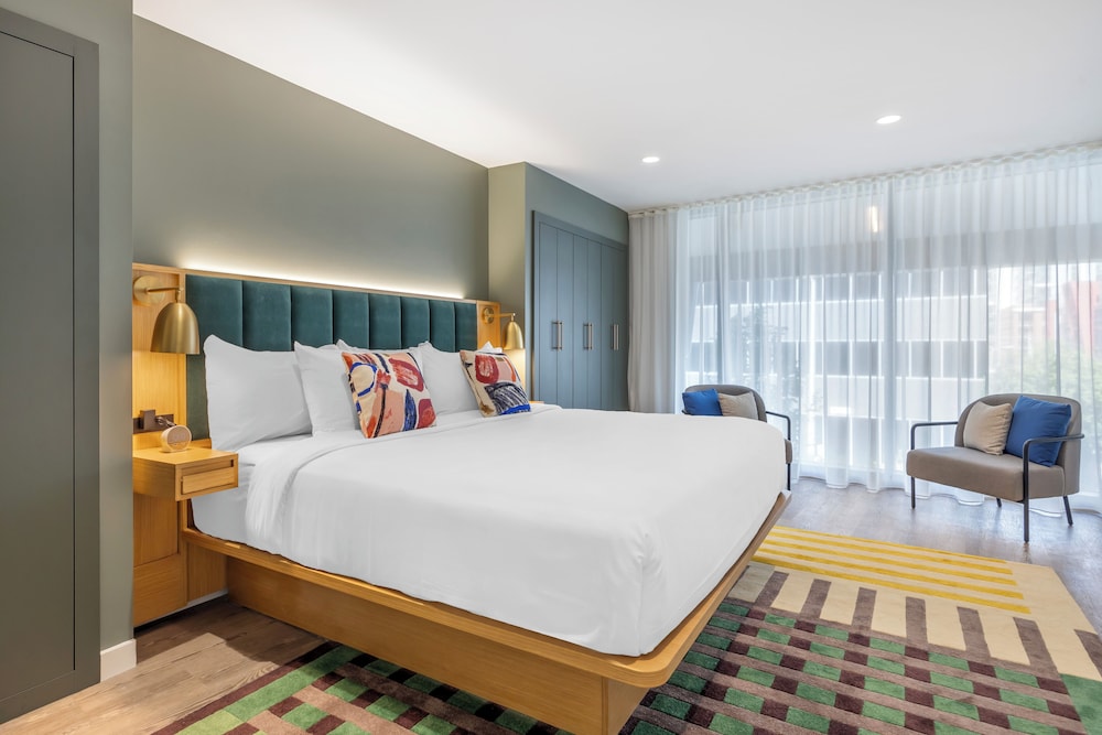 EXECUTIVE, SUITE