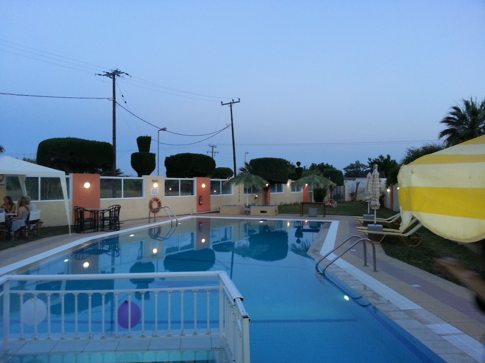 Maroula Blue Studios And Suites 47/70