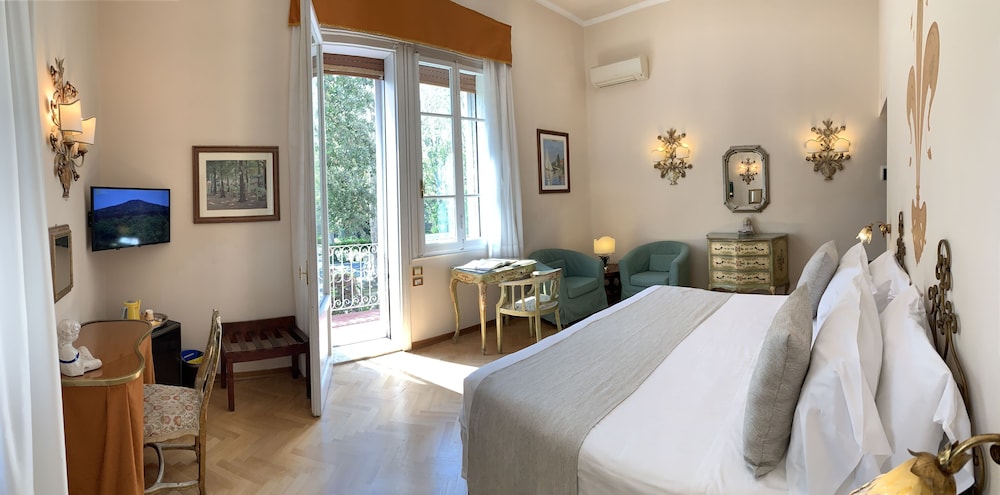 COMFORT, QUEEN BED, BALCONY
