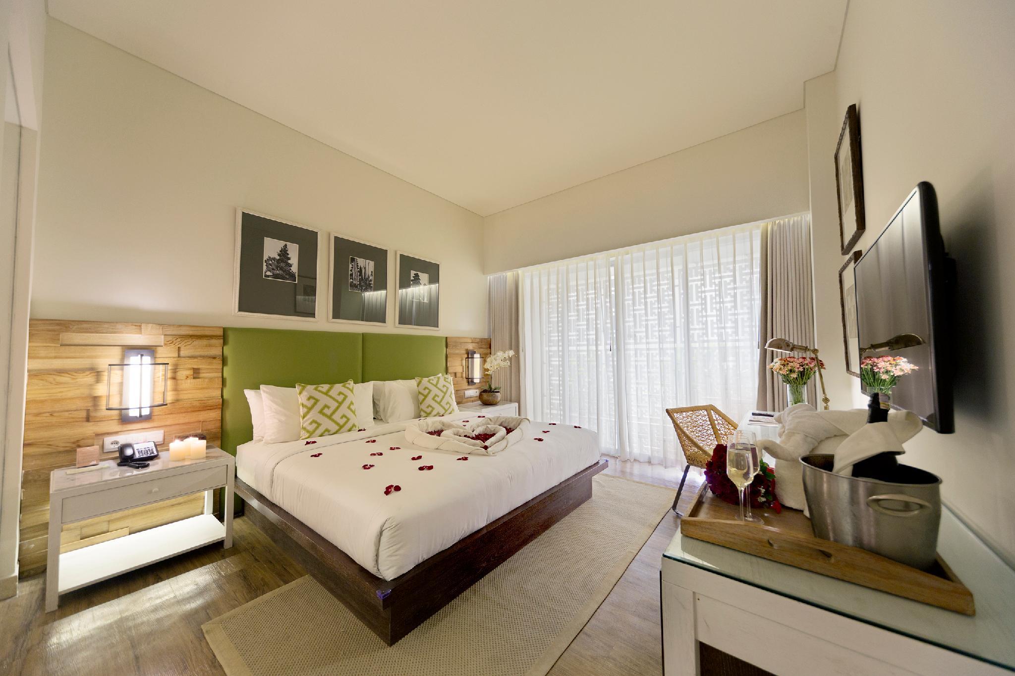 Deluxe, 2 King Beds, Pool Access
