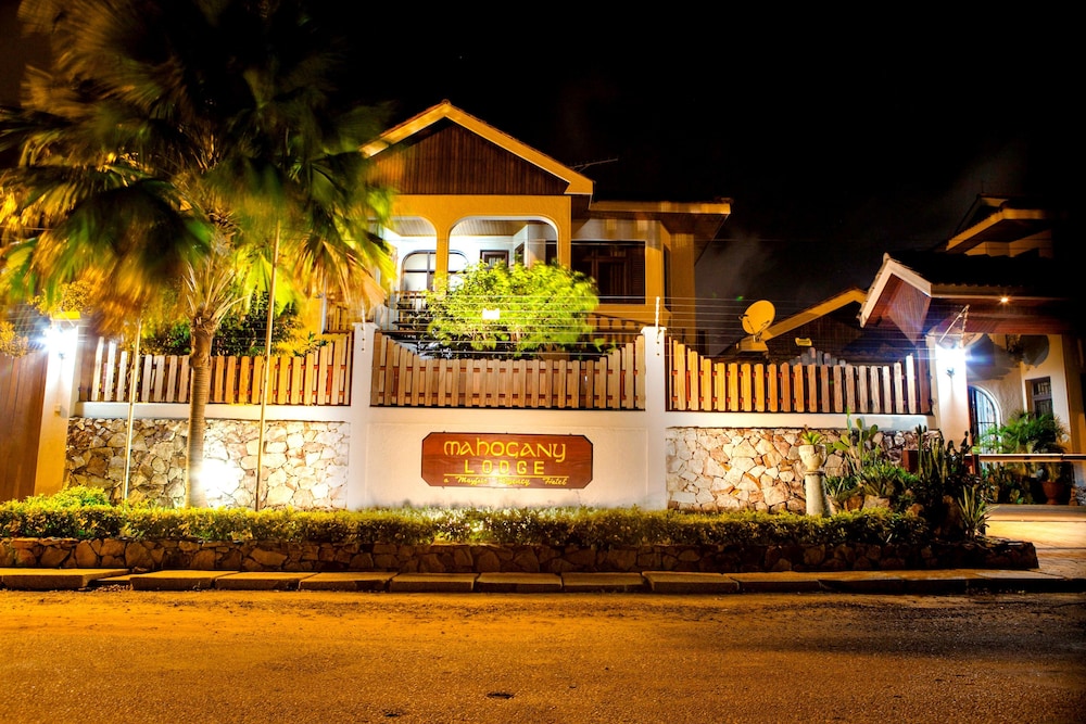 Mahogany Lodge 6/50