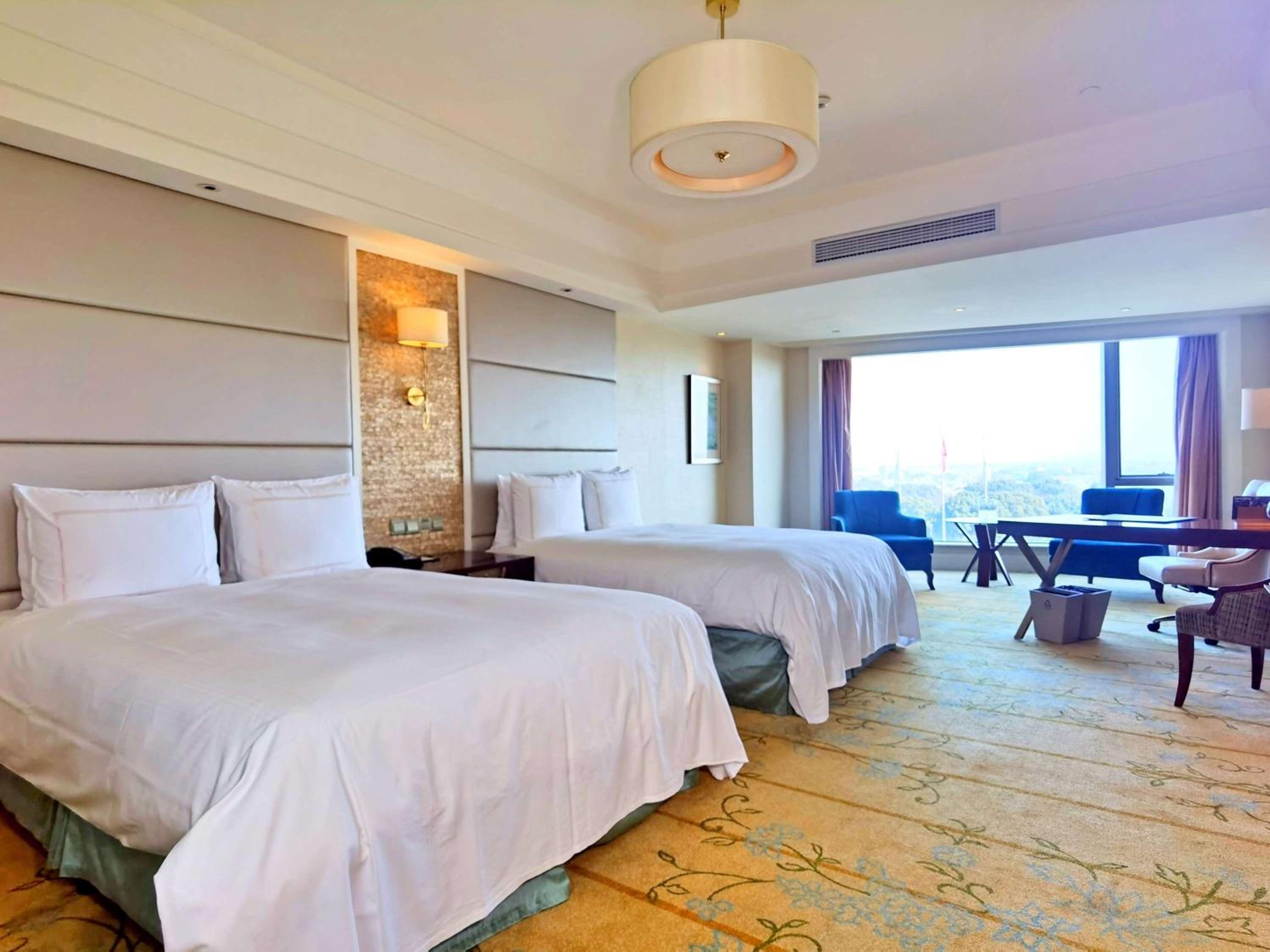 Fairmont Gold, Twin Beds, Lake View
