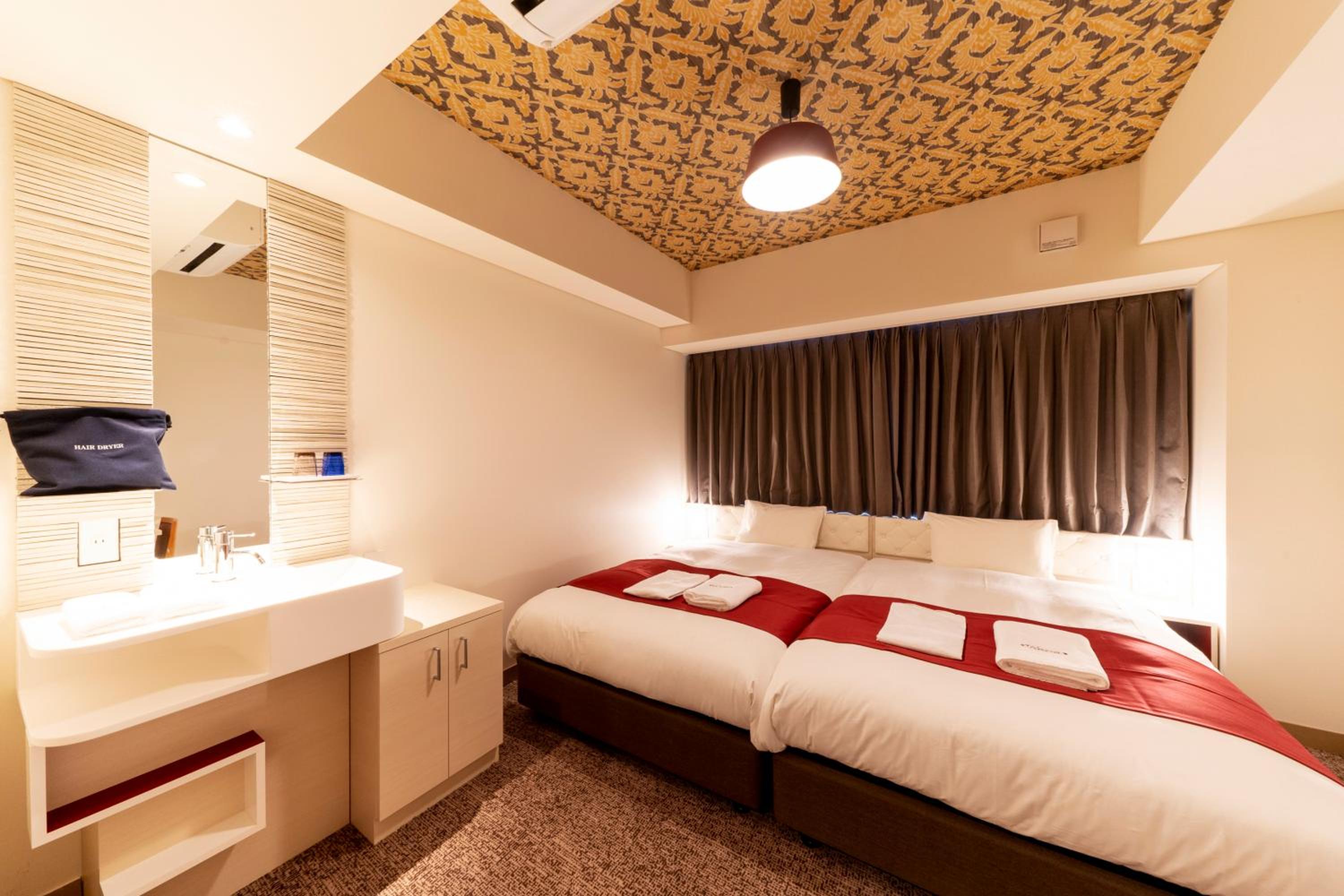 ROOM, TWIN BEDS
