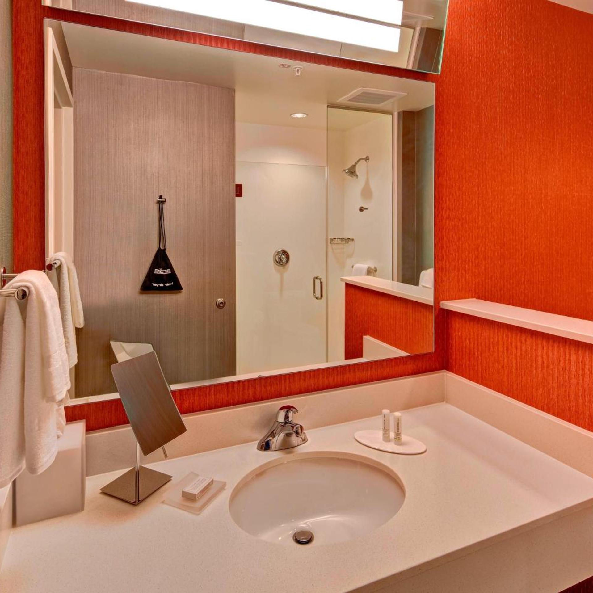 جناح بسرير كوين، COURTYARD WESTBURY LONG ISLAND 5/5