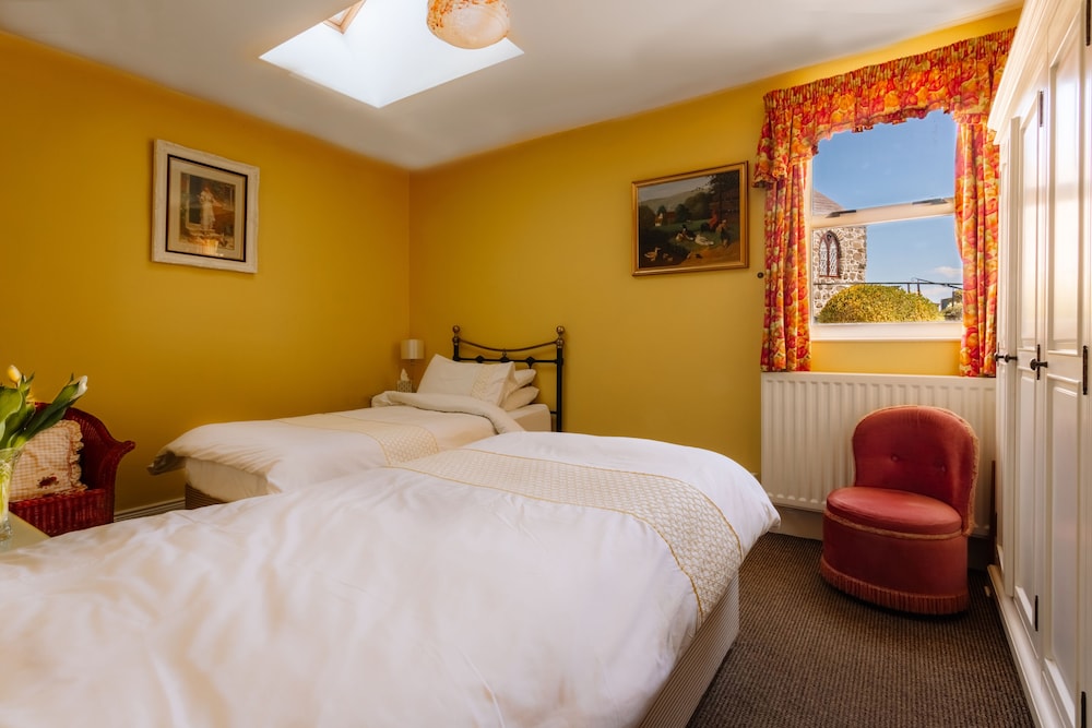 Brookhall Cottages 20/50