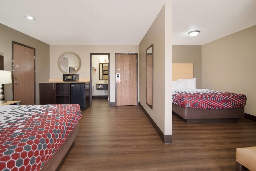 Econo Lodge Grand Forks near University 23/39
