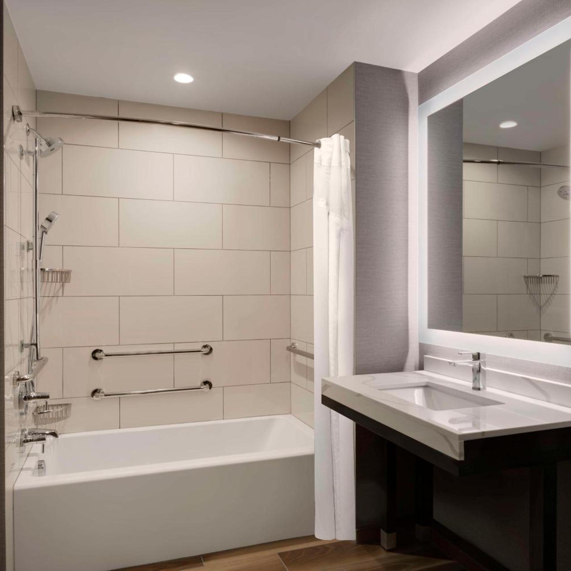 غرفة بسرير كينج بحوض استحمام لذوي الإعاقة، Hyatt Place LAX Century Blvd 2/2