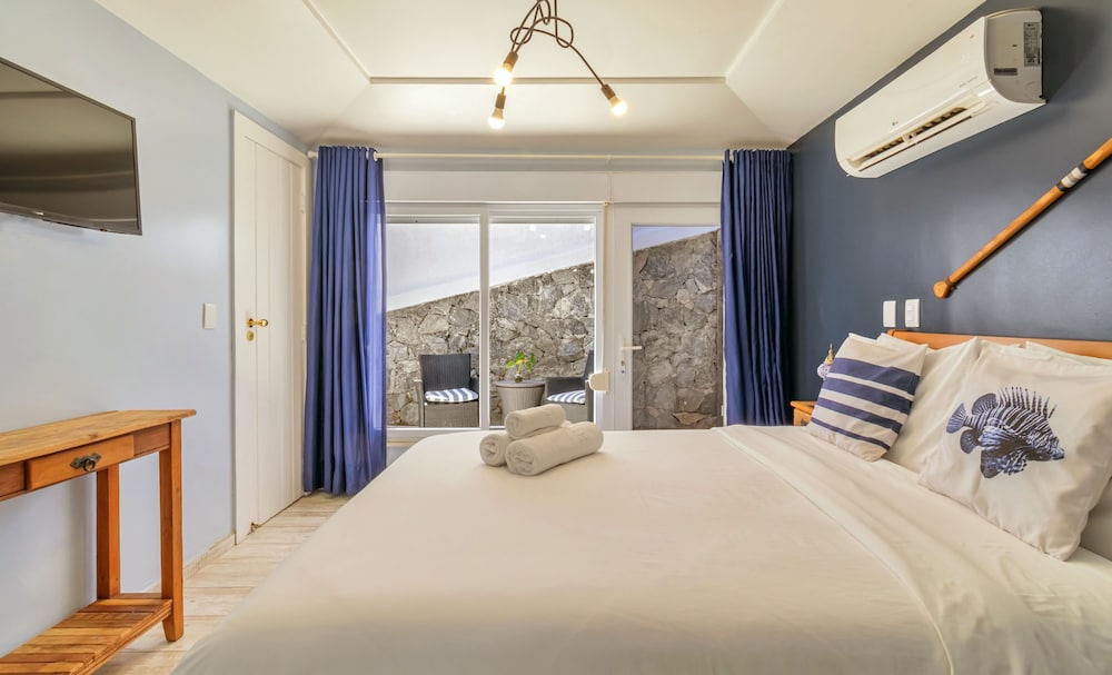 ROOM, DOUBLE BED, PARTIAL SEA VIEW