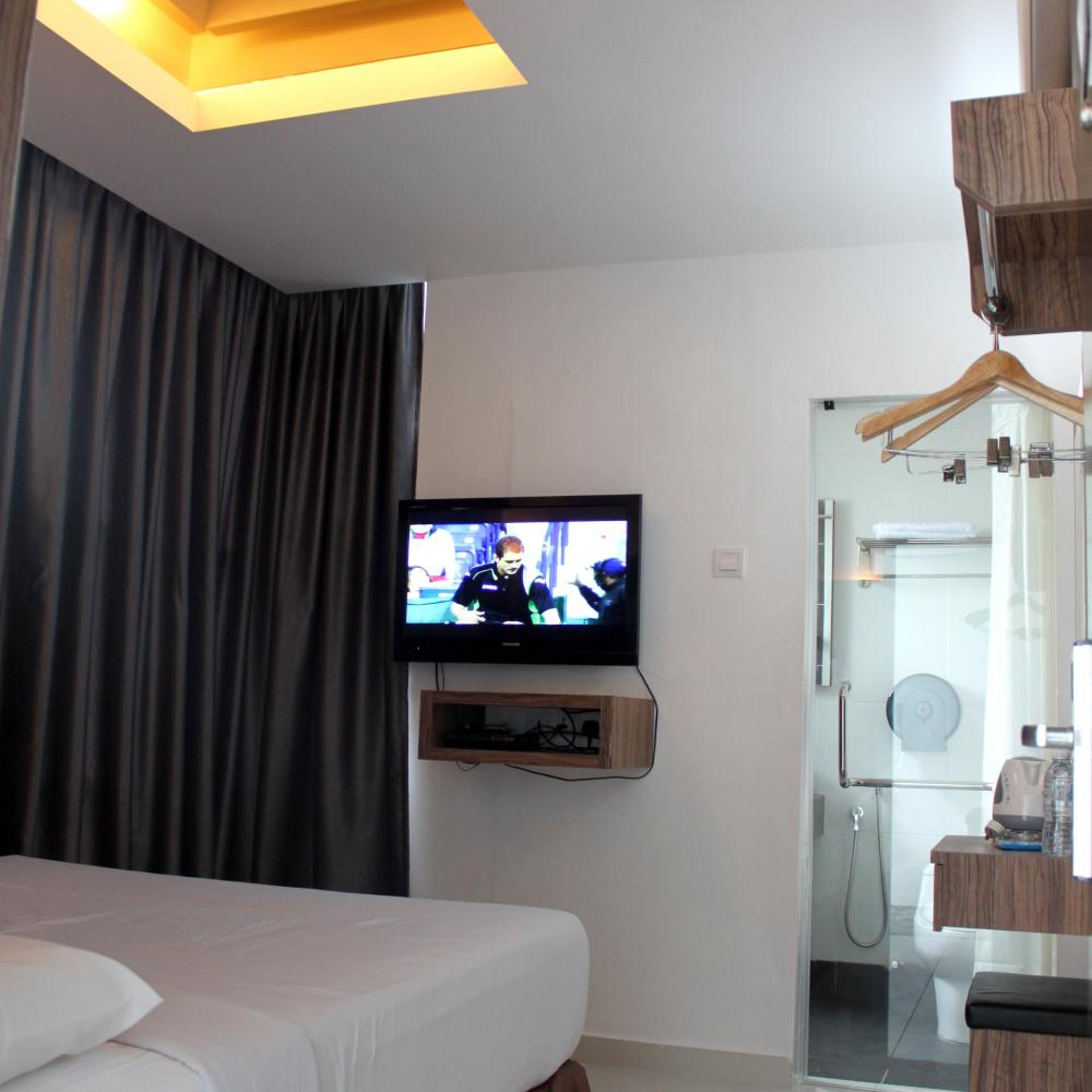 Dream Hotel 24/36