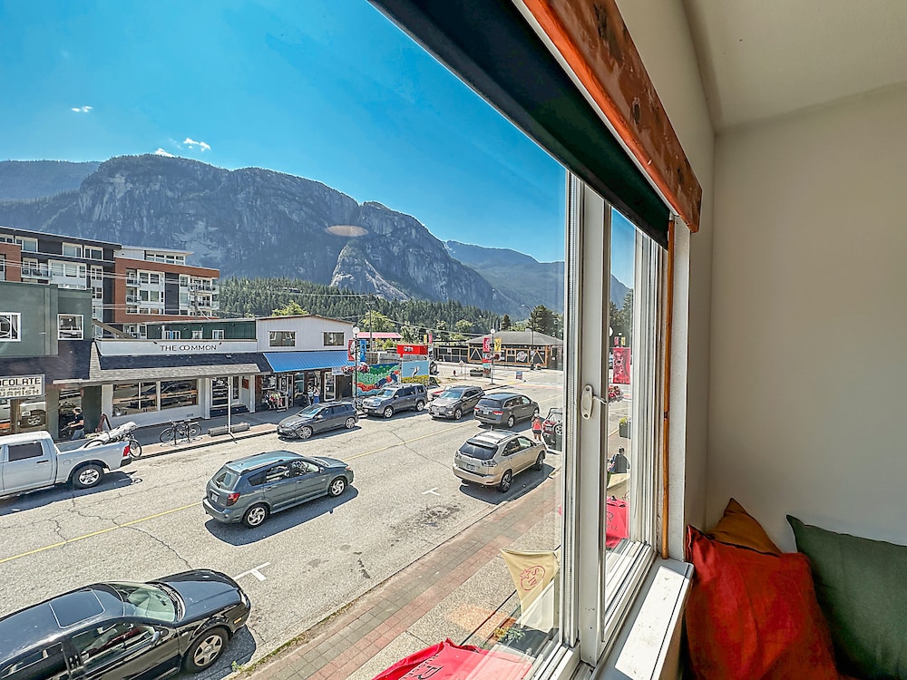 Crash Hotel Squamish (ex Chieftain Hotel) 46/72