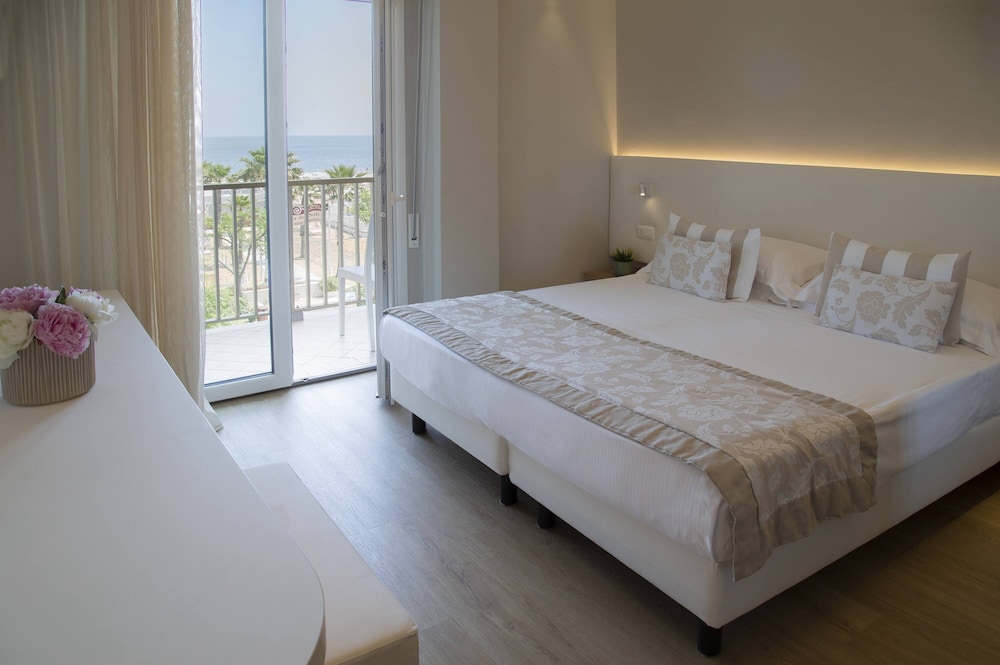 SUPERIOR, SEA FRONT