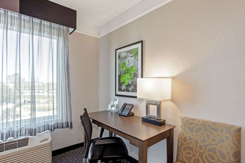 La Quinta Inn Suites Panama City 32/45