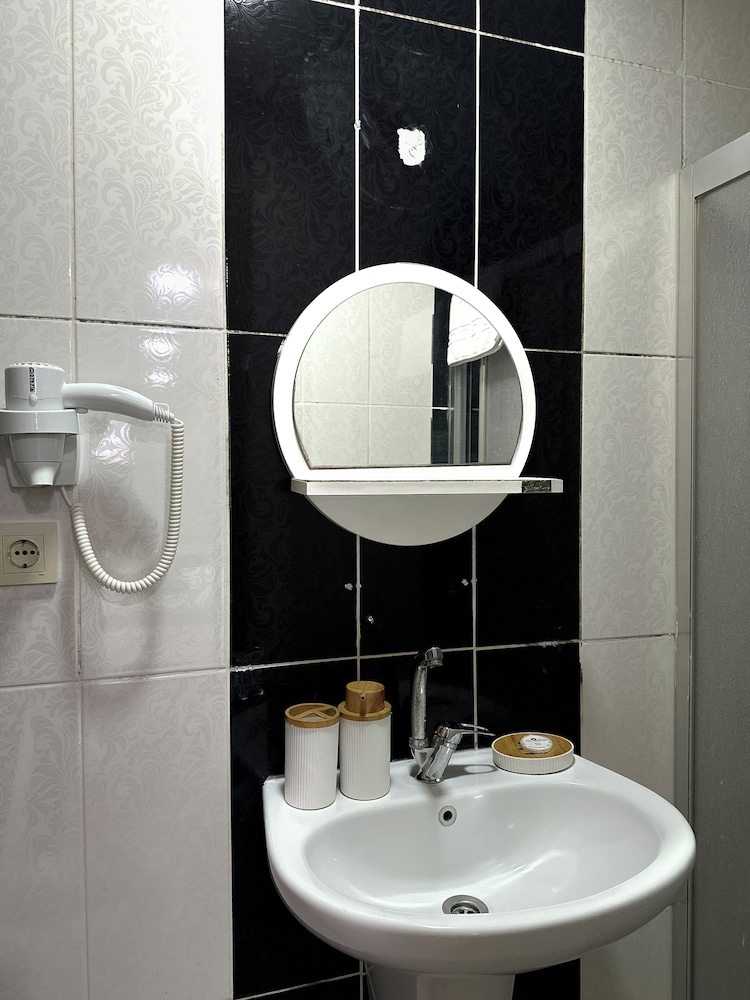 Avcilar Inci Hotel 66/68