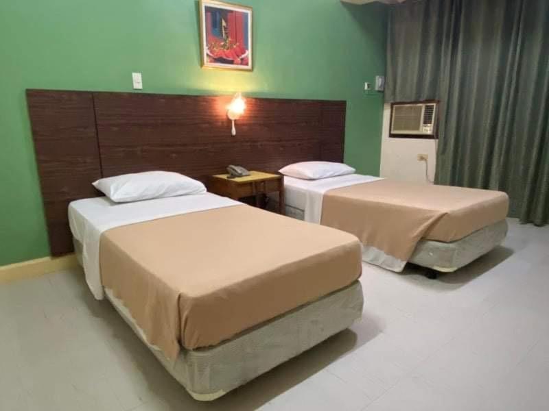 ROOM, TWIN BEDS