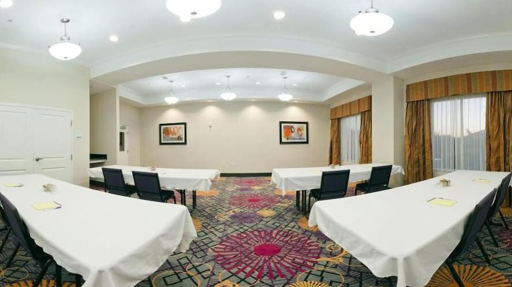 Holiday Inn Express Suites Clute Lake Jackson 55/63