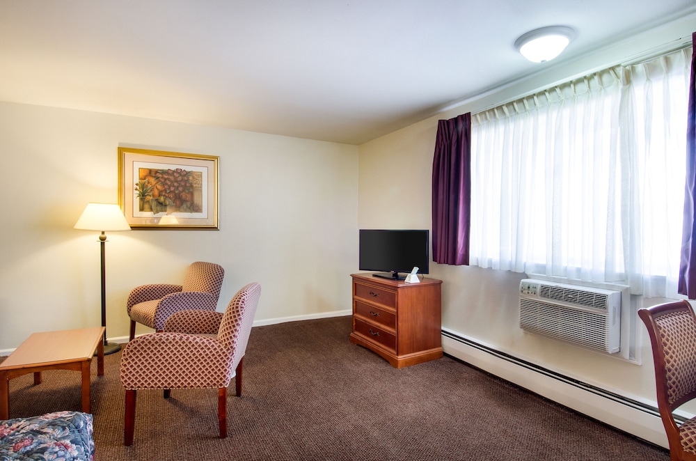Econo Lodge Inn and Suites Northborough MA 13/22