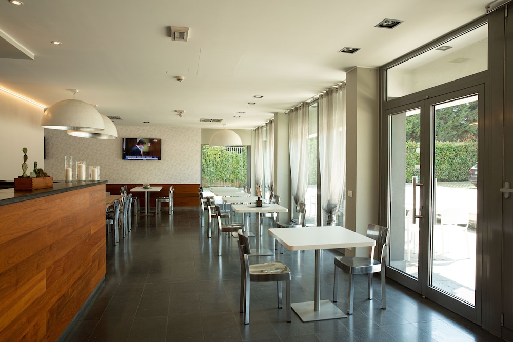 One Hotel & Restaurant 27/50