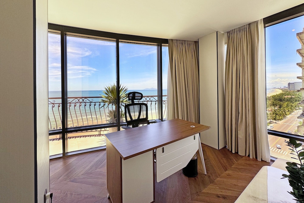 Presidential, Suite, Double Bed, Ocean View, Bathtub, Holiday Beach Hotel Danang 9/10