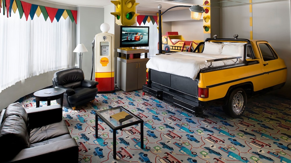 Fantasyland Hotel 32/84