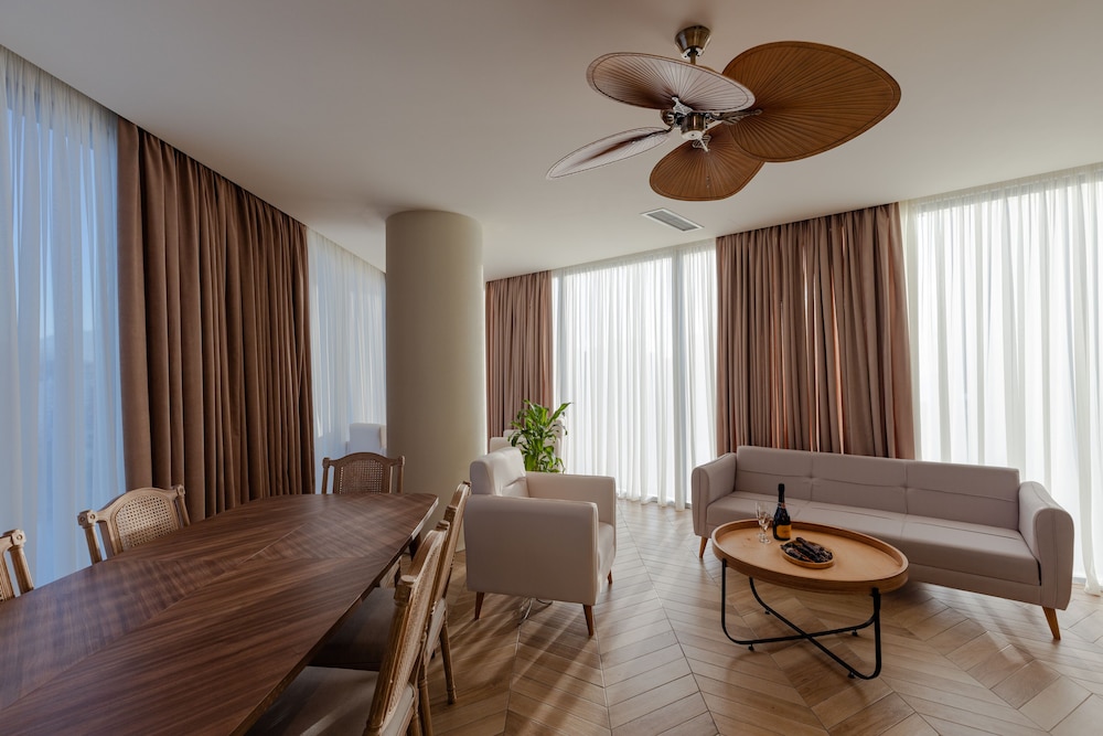 MiraMar Luxury Residences 64/86