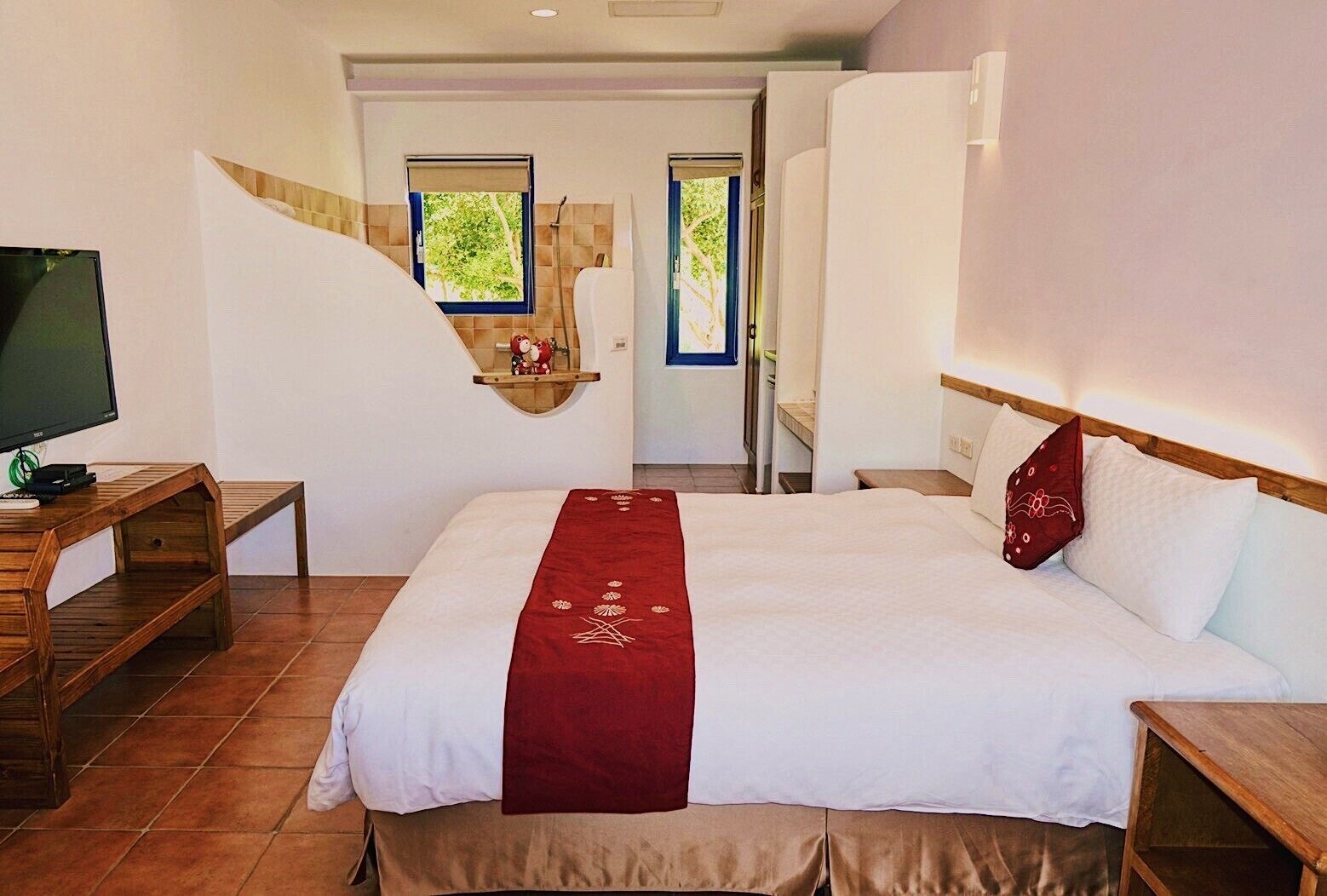 ECONOMY, KING BED, BATHTUB