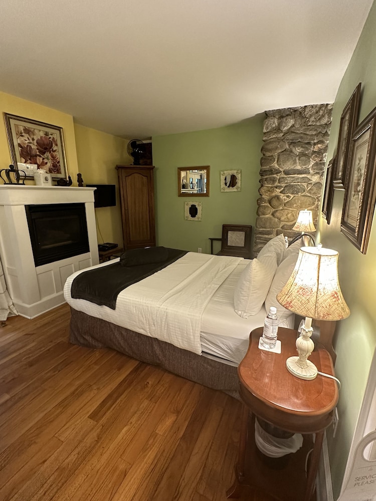 Sweet, Queen Bed