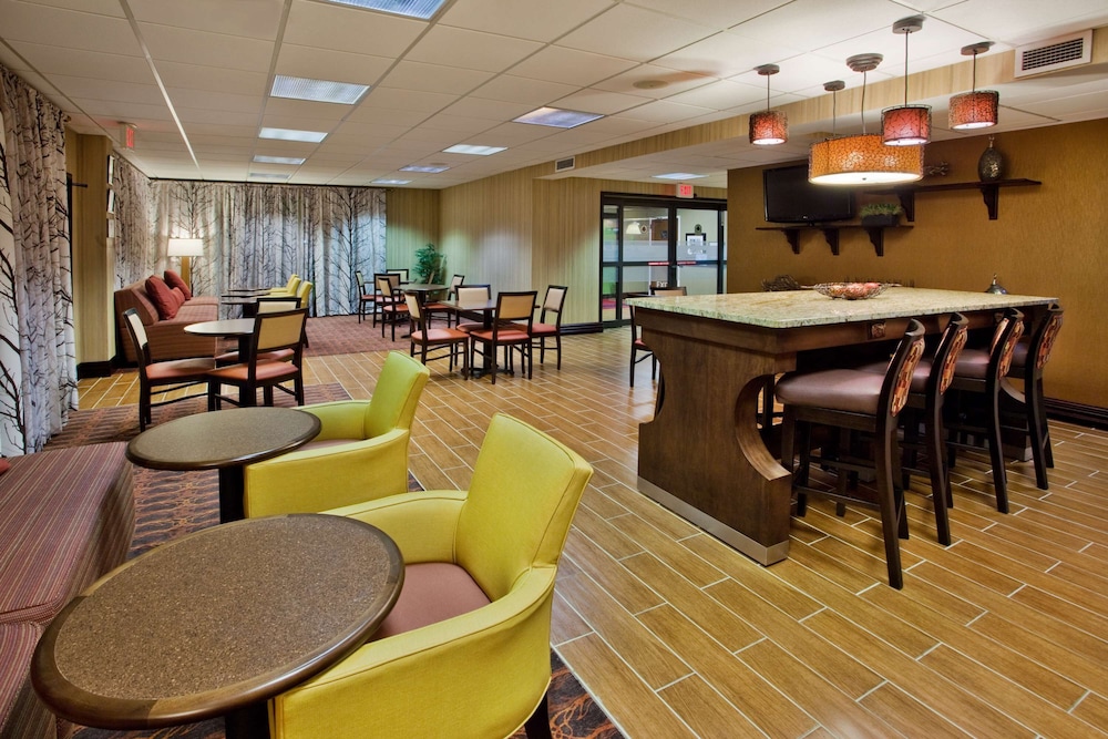 Hampton Inn Commerce 34/37
