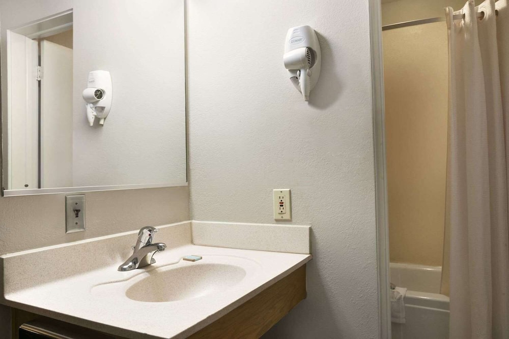 Travelodge by Wyndham Romulus Detroit Airport 17/23