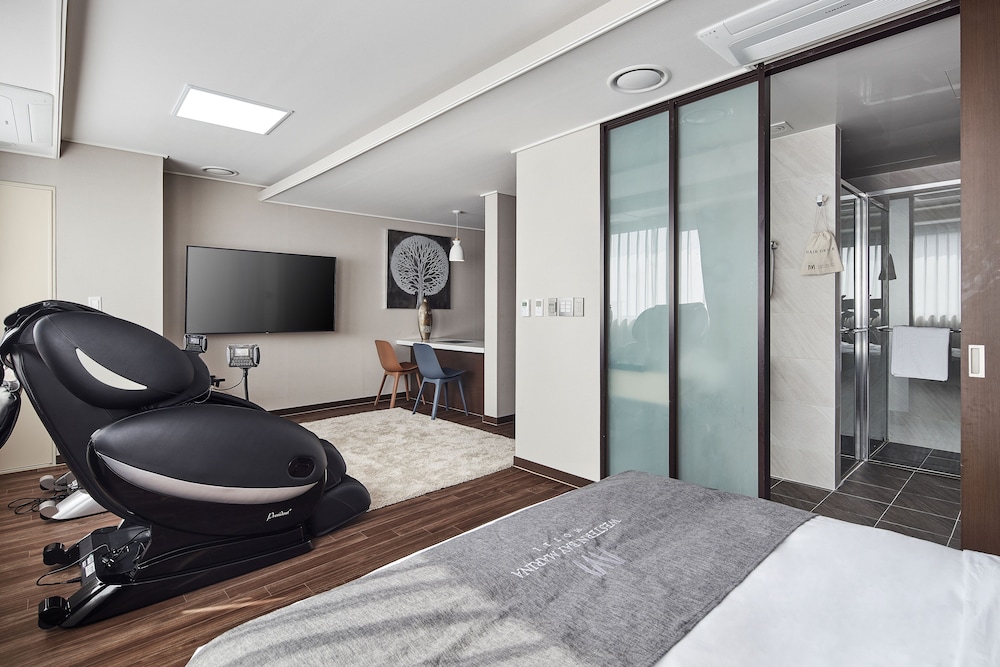 Western Bay Marina Hotel 27/46