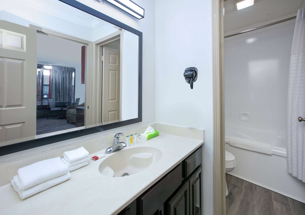 Ramada by Wyndham Diamondhead I-10/Gulfport 47/47